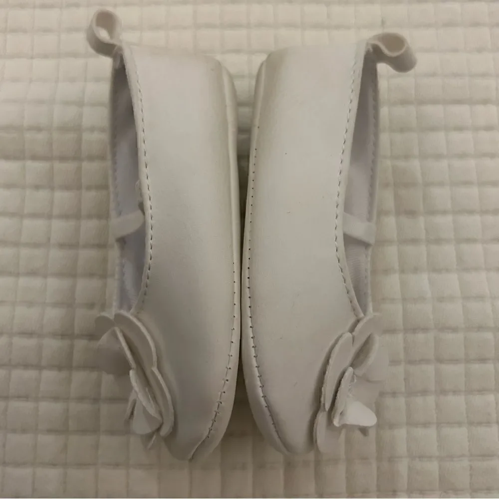 Carters 3-6 mo the all white with flower on toe baby girls crib shoes EUC